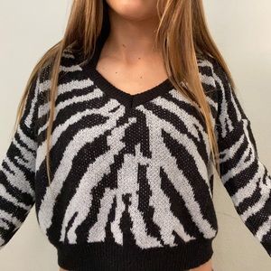 BUNDLE ITEM TO SAVE kylie and kendall  sweater